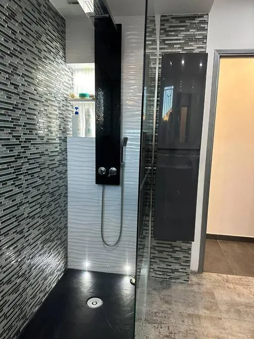 Fabuleuse Villa Marseille -7 Chambres -14 Pers Avec Grande Piscine 2 Jacuzzis 0*,  Frankrijk